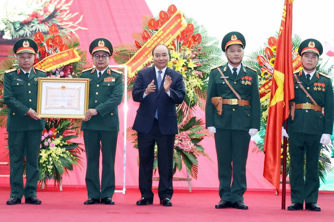 Thủ tướng Nguyễn Xuân Phúc trao tặng Huân chương Bảo vệ Tổ quốc hạng Nhất cho Tổng cục II, Bộ Quốc phòng. (Ảnh: Thống Nhất/TTXVN) Lễ kỷ niệm 75 năm Ngày Truyền thống Tổng cục Tình báo Quốc phòng ảnh 1