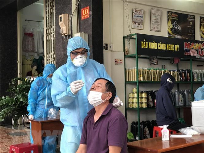 Lực lượng chức năng tỉnh Gia Lai tiến hành lấy mẫu xét nghiệm có liên quan đến các trường hợp dương tính với SARS-CoV-2. (Ảnh: Quang Thái/TTXVN) Tỉnh Gia Lai xây dựng kịch bản, phương án khống chế dịch COVID-19 ảnh 1