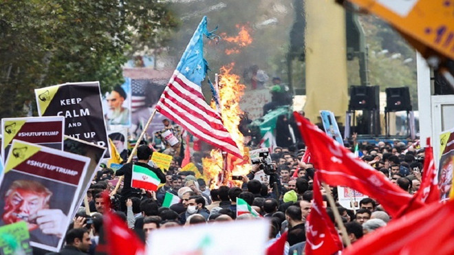 Người dân Iran tuần hành nhân 39 năm vụ chiếm giữ Đại sứ quán Mỹ ảnh 1