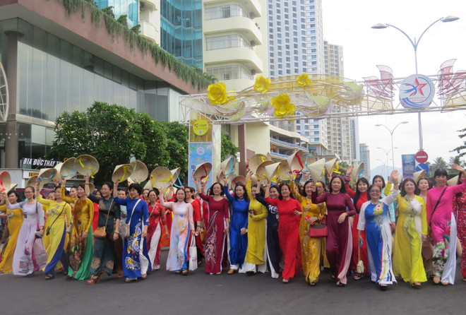Hơn 6.000 phụ nữ diễu hành tôn vinh áo dài tại Nha Trang ảnh 1