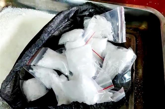 Tang vật một vụ án ma túy. (Ảnh: TTXVN phát) Quảng Trị: Phá đường dây vận chuyển 46kg ma túy đá vào Việt Nam ảnh 1