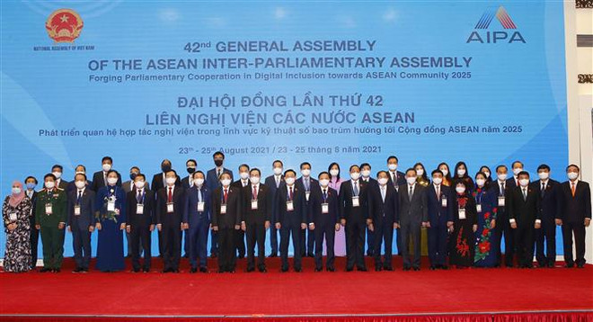 Chủ tịch Quốc hội Vương Đình Huệ và các đại biểu tham dự Đại hội đồng AIPA lần thứ 42 (AIPA 42). (Ảnh: Doãn Tấn/TTXVN) AIPA-42: Cộng đồng ASEAN đoàn kết ứng phó với đại dịch COVID-19 ảnh 2