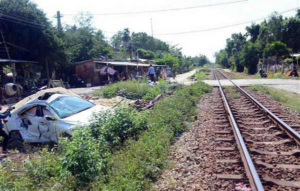 Tàu hỏa chở hàng va chạm với ôtô con, ba người bị thương ảnh 1