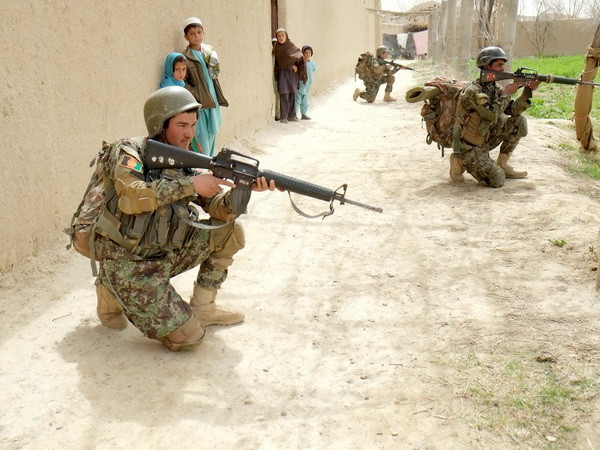 Ba cảnh sát Afghanistan thiệt mạng trong vụ không kích của Mỹ ảnh 1