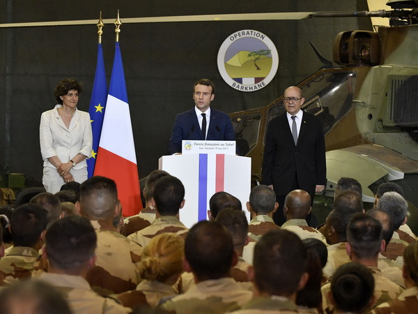 Tổng thống Pháp Emmanuel Macron, Ngoại trưởng Pháp Jean-Yves Le Drian và Bộ trưởng Quốc phòng Pháp Sylvie Goulard trong chuyến thăm các binh sỹ Pháp tham gia chiến dịch chống khủng bố tại khu vực Sahel, ở Gao, Mali ngày 19/5 vừa qua. (Ảnh: EPA/TTXVN) Mỹ do dự về việc thành lập lực lượng chống khủng bố tại Sahel ảnh 1