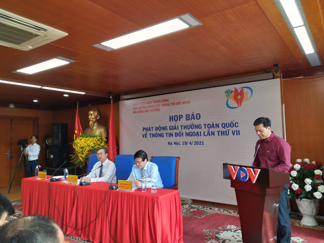 Nhập Ông Ngô Minh Hiển, Phó Tổng giám đốc Đài Tiếng nói Việt Nam, giới thiệu về Giải thưởng toàn quốc về thông tin đối ngoại lần thứ VII. (Ảnh: Minh Thu/Vietnam+) Tôn vinh những tác phẩm thông tin đối ngoại có ý nghĩa và giá trị ảnh 2