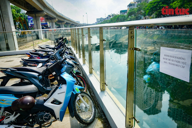Tại ga Láng, người dân "vô tư" để xe máy, dù đã có cảnh báo về tình trạng trộm cắp. (Nguồn: baotintuc/Vietnam+) Hà Nội chấn chỉnh trông giữ xe ở nhà ga đường sắt Cát Linh-Hà Đông ảnh 1
