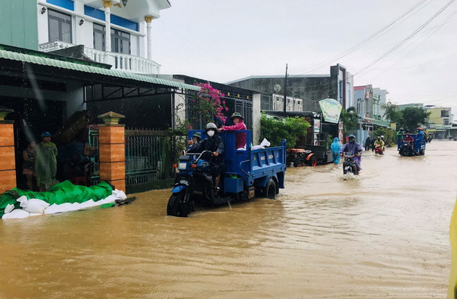 Miền Trung và Tây Nguyên chủ động các biện pháp phòng tránh mưa lũ ảnh 1