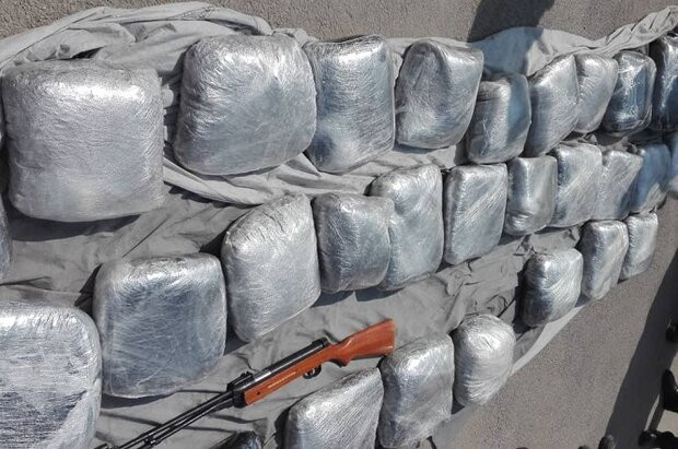 Cảnh sát Iran thu giữ gần 1,3 tấn thuốc phiện sau 2 cuộc truy quét ảnh 1