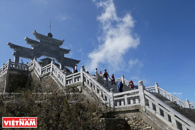 Lên đỉnh Fansipan - Niềm khao khát của du khách mê khám phá ảnh 14