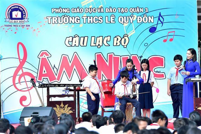Buổi biểu diễn của Câu lạc bộ âm nhạc của Trường Trung học Cơ sở Lê Quý Đôn (Quận 3). (Ảnh: TTXVN phát) TP.HCM đổi mới nội dung các hoạt động trải nghiệm cho học sinh ảnh 1