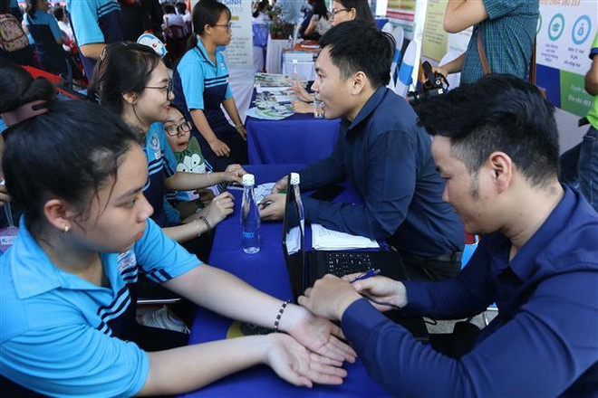 Các em học sinh trường trung học phổ thông Thủ Đức tham gia tư vấn hướng nghiệp, tuyển sinh tại ngày hội. (Ảnh: Thanh Vũ/TTXVN) TP.HCM đổi mới nội dung các hoạt động trải nghiệm cho học sinh ảnh 2