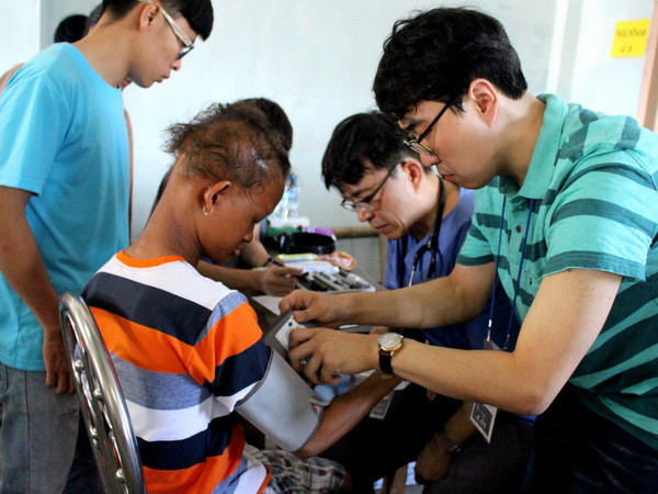 Đoàn y tế Hàn Quốc khám bệnh miễn phí cho người dân Bình Thuận ảnh 1