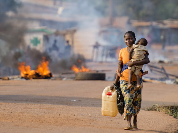Một khu chợ ở thủ đô Bangui. (Nguồn: AFP/TTXVN) Trung Phi tiếp tục hỗn loạn sau khi Tổng thống lâm thời từ chức ảnh 1