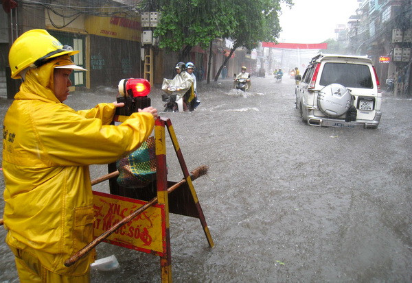 Mưa lớn trên khắp khu vực Bắc Bộ trong đêm nay và ngày mai ảnh 1