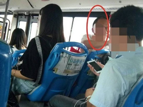 Bé gái đang ốm bị người già mắng mỏ vì không nhường ghế trên xe buýt ảnh 1