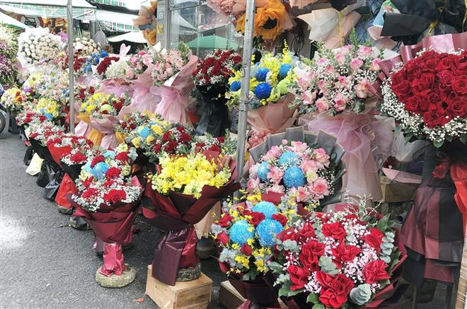 Sôi động thị trường hoa tươi và quà tặng dịp Quốc tế phụ nữ 8/3 ảnh 1
