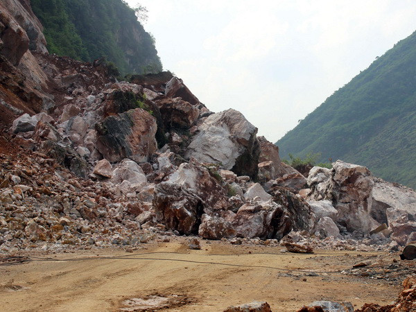 Hà Tĩnh: Lở núi nghiêm trọng chắn ngang tuyến đường huyết mạch ảnh 1