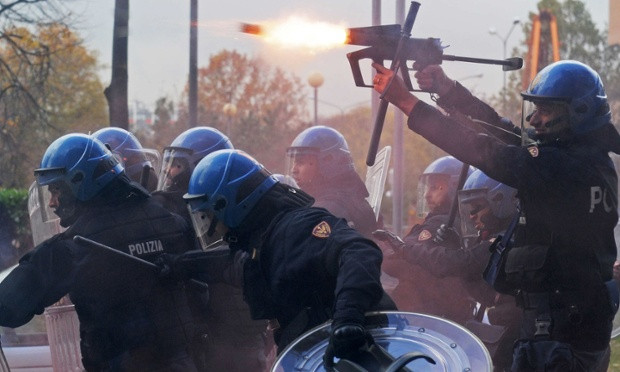 Cảnh sát Italy đụng độ với người biểu tình chống chính phủ ảnh 1