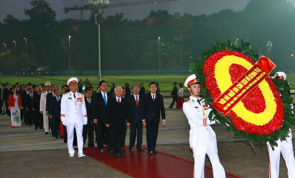 Các đại biểu dự Đại hội Đảng toàn quốc XII vào lăng viếng Bác ảnh 1