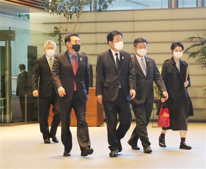 Một nhóm nghị sỹ Hàn Quốc gặp Thủ tướng Nhật Bản Suga Yohishide ảnh 1