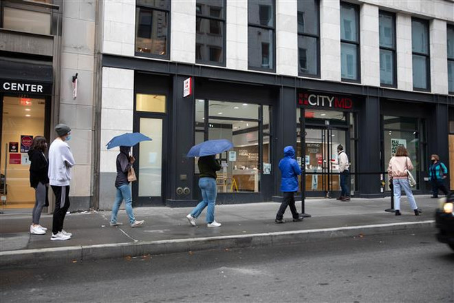 Dịch COVID-19: Mỹ 'nối gót' châu Âu tái áp dụng các biện pháp hạn chế ảnh 1