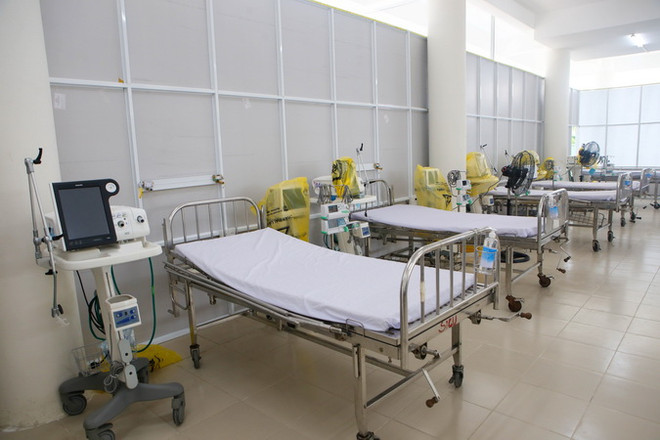 Khu Hồi sức cấp cứu tại bệnh viện dã chiến với các trang bị máy mọc hiện đại. (Ảnh: Trần Lê Lâm/TTXVN) Đà Nẵng bổ sung các biện pháp cấp bách phòng, chống dịch COVID-19 ảnh 1