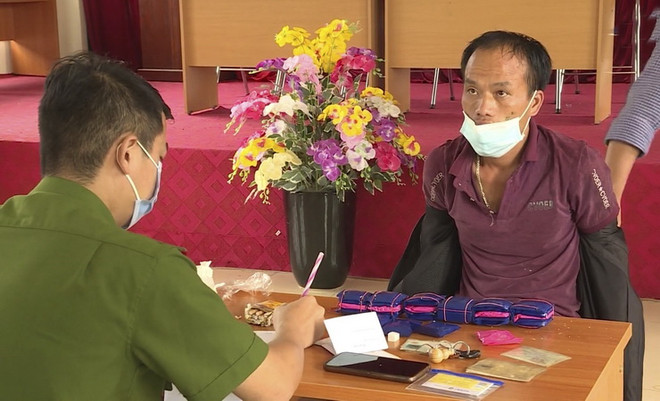 Đối tượng Lý A Đáp cũng tang vật tại cơ quan công an. (Ảnh: TTXVN phát) Điện Biên: Phá thành công liên tiếp hai chuyên án ma túy lớn ảnh 1
