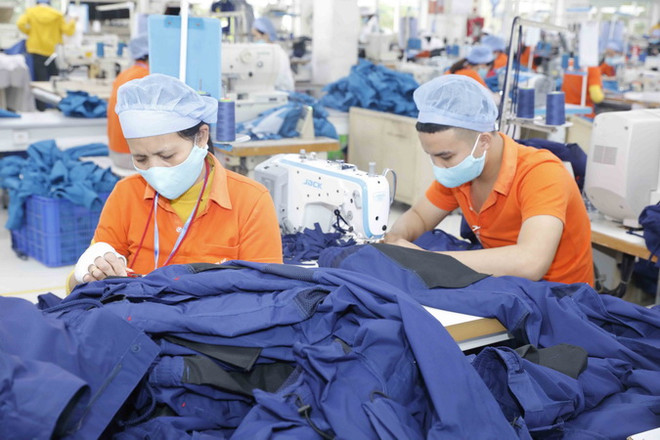 Nhân viên may hàng xuất khẩu. (Ảnh: Trần Việt/TTXVN) TP.HCM: Mở cửa theo lộ trình và nguyên tắc, đảm bảo 'mục tiêu kép' ảnh 2