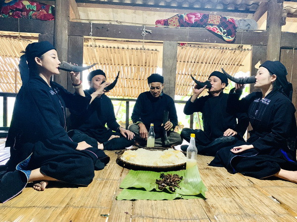 Sau khi cúng xong, các thành viên trong gia đình mời khách rượu hoẵng ngọt trong sừng trâu. (Nguồn: baohagiang) Lễ mừng cơm mới của đồng bào các dân tộc thiểu số vùng cao Hà Giang ảnh 2