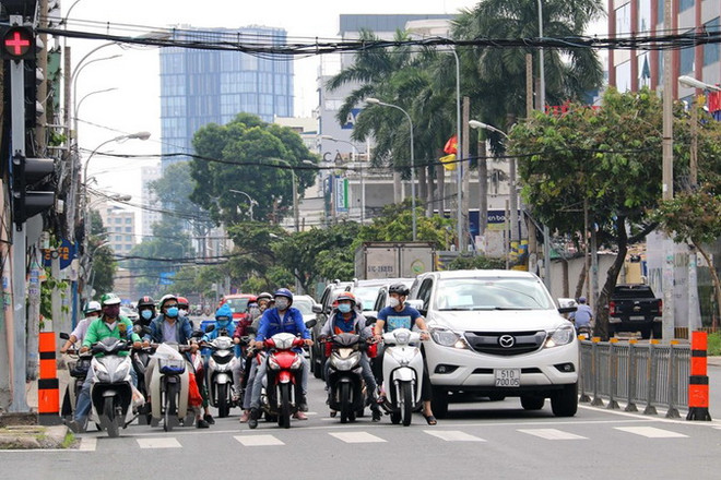 Đông đúc người xe lưu thông trên đường Nguyễn Văn Cừ, quận 1, TP Hồ Chí Minh ngày 29/9. (Ảnh: Thanh Vũ/TTXVN) TP.HCM: Mở cửa theo lộ trình và nguyên tắc, đảm bảo 'mục tiêu kép' ảnh 3