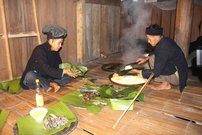 Thầy cúng cúng lúa mới cho gia đình ông Vương Văn Phô, thôn Lùng Vi, xã Nà Khương, huyện Quang Bình. (Nguồn: baohagiang) Lễ mừng cơm mới của đồng bào các dân tộc thiểu số vùng cao Hà Giang ảnh 1