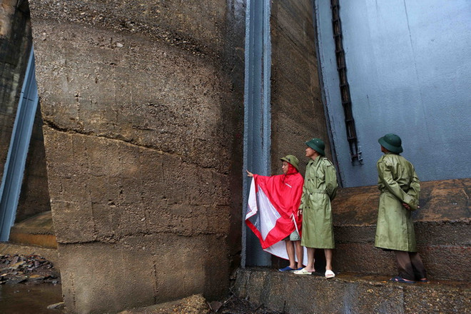 Hà Tĩnh: Lốc xoáy làm 13 nhà dân bị tốc mái tại huyện Nghi Xuân ảnh 1