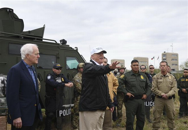Tổng thống Mỹ Donald Trump trong cuộc gặp với các binh lính tuần tra tại khu vực biên giới Mỹ-Mexico. (Nguồn: AFP/TTXVN) Tổng thống Mỹ quyết thúc đẩy dự án bức tường biên giới ảnh 1