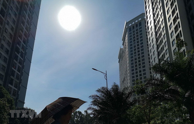 Tiếp xúc quá lâu với tia cực tím sẽ gây tổn thương và có nguy cơ dẫn đến ung thư da, gây ra ức chế hệ thống miễn dịch. (Ảnh: Thanh Tùng/TTXVN) Đề phòng các tác hại của tia cực tím vào thời điểm ban trưa ảnh 1