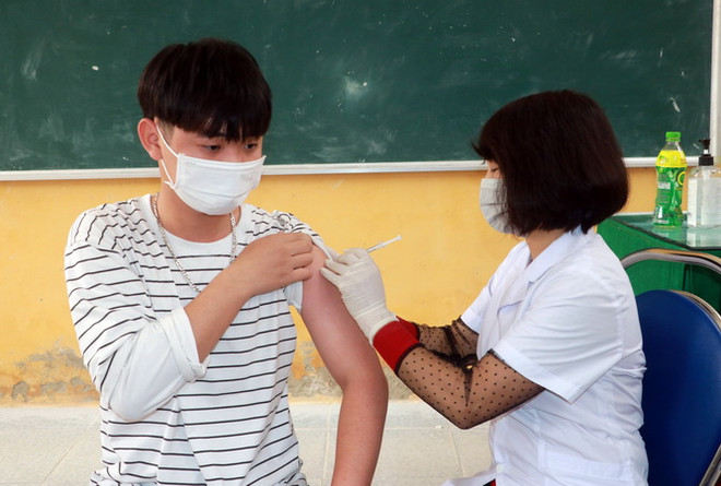 Tiêm vaccine phòng COVID-19 cho học sinh. (Ảnh: Nguyễn Lành/TTXVN) Quỹ vaccine phòng COVID-19 đã nhận được hơn 8.799 tỷ đồng ảnh 1