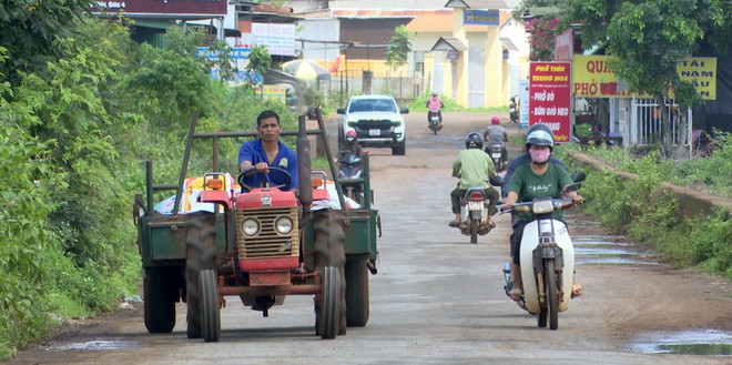 Người dân xã Ea Ktur đã quay trở lại cuộc sống thường nhật sau sự việc nhóm đối tượng dùng súng, dao tấn công trụ sở UBND xã Ea Tiêu và Ea Ktur, huyện Cư Kuin, tỉnh Đắk Lắk. (Ảnh: Quang Thái/TTXVN) Để đồng bào các dân tộc ở Tây Nguyên mãi bình yên và phát triển ảnh 1