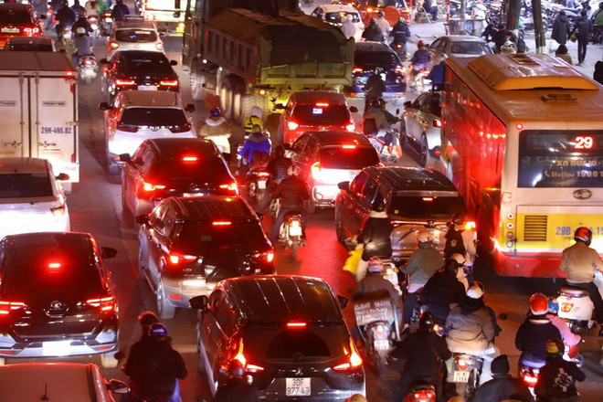 Bổ sung, điều chỉnh biển báo giảm ùn tắc thi công nút giao Mai Dịch ảnh 1