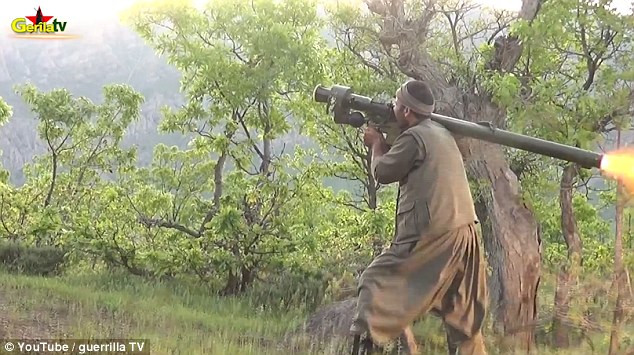 Khoảnh khắc trực thăng Thổ Nhĩ Kỳ bị tên lửa bắn gãy làm đôi ảnh 1