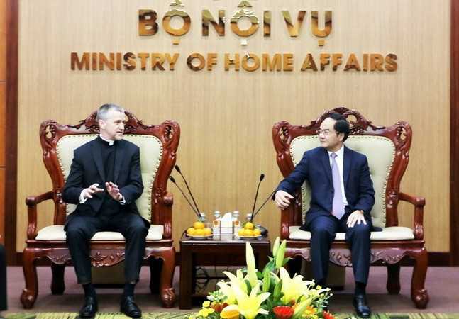 Thứ trưởng Vũ Chiến Thắng tiếp Thứ trưởng Ngoại giao Tòa thánh Vatican ảnh 1