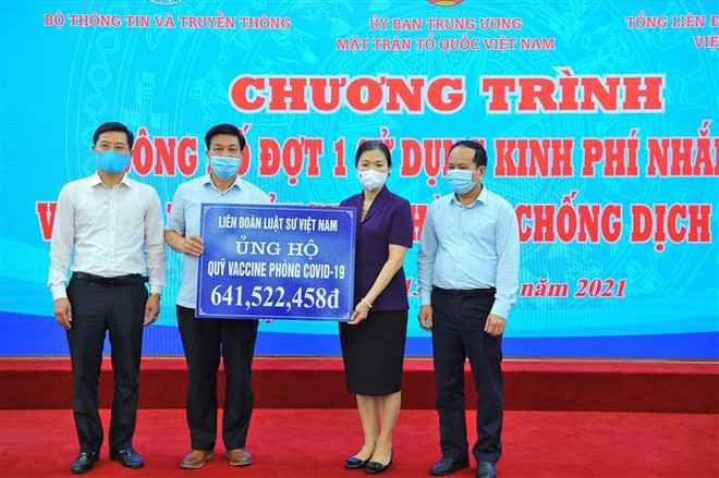 Liên đoàn Luật sư Việt Nam trao tượng trưng số tiền trên 961 triệu đồng ủng hộ Quỹ vaccine phòng COVID-19. (Ảnh: Minh Đức/TTXVN) Đã có hơn 464.600 tổ chức, cá nhân tham gia đóng góp vào Quỹ vaccine ảnh 1