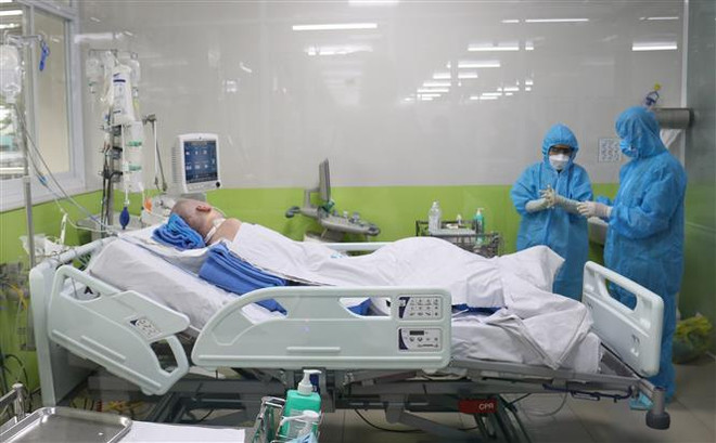 Điều trị cho bệnh nhân COVID-19. Ảnh minh họa. (Ảnh: TTXVN) 106 bệnh nhân COVID-19 nặng tại TP.HCM hồi phục ngoạn mục ảnh 1