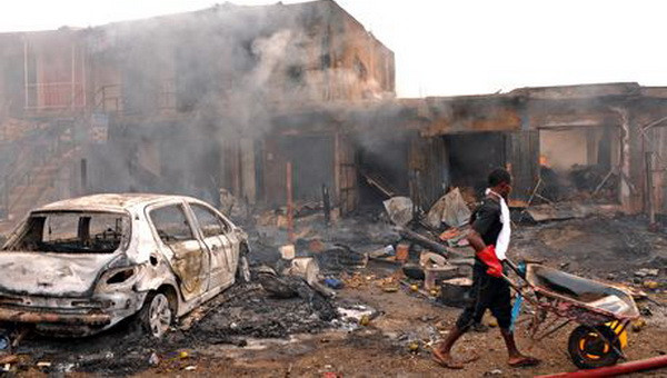 Hiện trường vụ nổ bom ở thành phố Jos. (Nguồn: AFP) Đánh bom kép ở Nigeria, ít nhất 118 người thiệt mạng ảnh 1