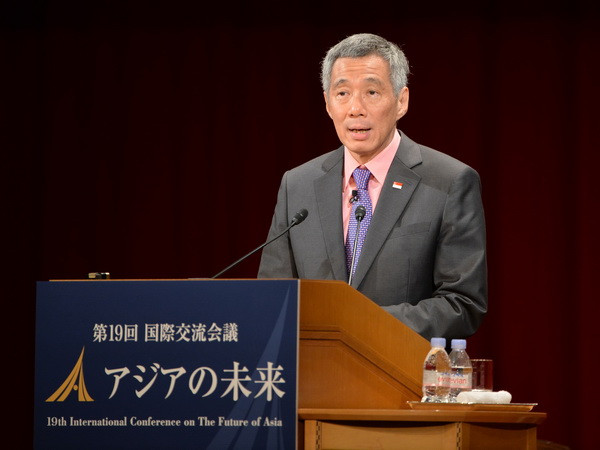 Thủ tướng Singapore Lý Hiển Long phát biểu tại Hội nghị Tương lai châu Á 2013. (Nguồn: AFP/TTXVN) Vấn đề Biển Đông nằm trong quan hệ ASEAN-Trung Quốc ảnh 1