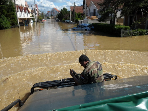 Cảnh ngập lụt ở Obrenovac, cách thủ đô Belgrade, Serbia. (Nguồn: AFP/TTXVN) Serbia tuyên bố để tang ba ngày vì các nạn nhân lũ lụt ảnh 1