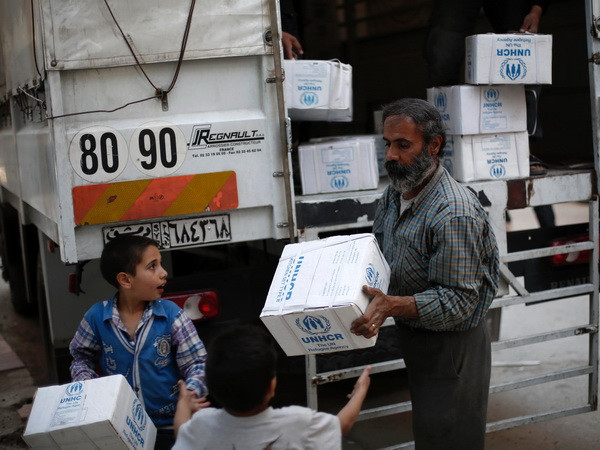 Syria cho phép các đoàn xe viện trợ đến những khu vực bị vây hãm ảnh 1