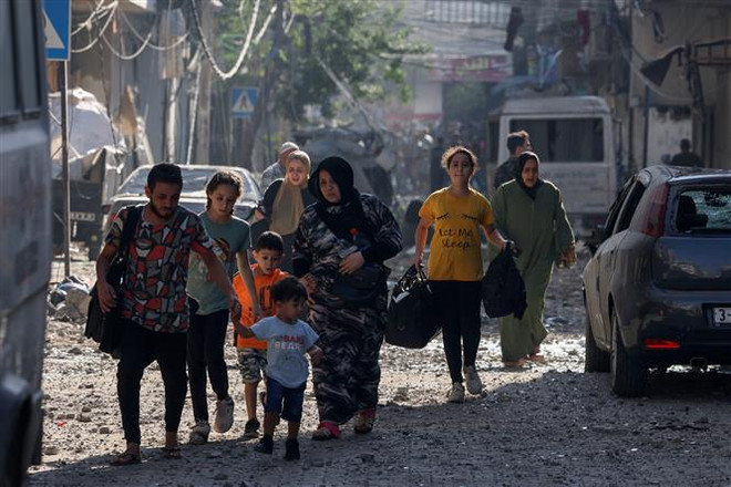 Người dân Palestine sơ tán khỏi thành phố Gaza nhằm tránh xung đột giữa Israel và Phong trào Hamas. (Ảnh: AFP/TTXVN) Xung đột Hamas-Israel: Jordan lo ngại nguy cơ xung đột lan rộng ảnh 1