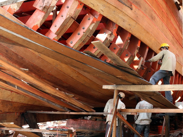 Bài 2: Đóng tàu vươn khơi - Gỡ khó để người dân làm giàu từ biển ảnh 1