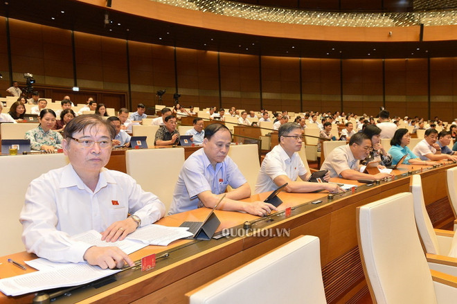 Đoàn đại biểu Quốc hội tỉnh Ninh Thuận biểu quyết thông qua Luật sửa đổi, bổ sung một số điều của Luật Ban hành văn bản quy phạm pháp luật. (Ảnh: TTXVN) Thông qua Luật sửa đổi, bổ sung của Luật Ban hành văn bản pháp luật ảnh 1