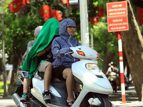 Nắng nóng xuất hiện tại miền Bắc, Nam Biển Đông có gió giật mạnh ảnh 1